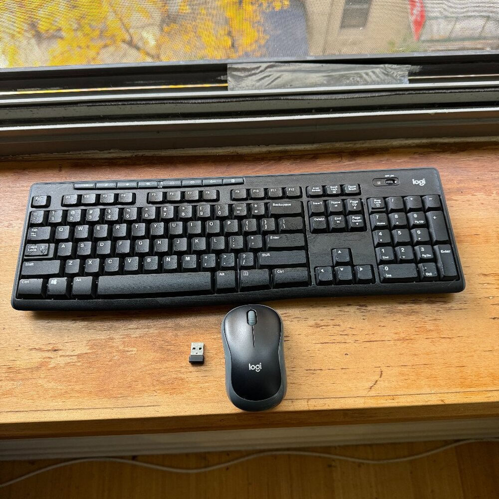 Logitech - MK270 Full-size Wireless Keyboard and Mouse Bundle for PC 920-004536